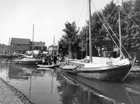 841713 Afbeelding van een botter bij de scheepswerf aan de Oude Haven te Spakenburg.